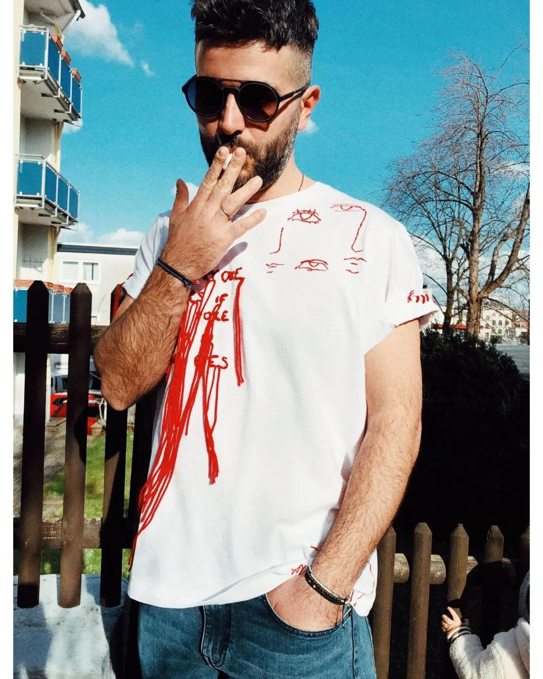 Бяла Тениска с Висящи Конци